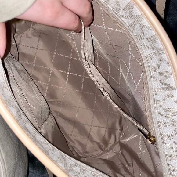 Michael Kors Jet Set Travel Tote Bag - Picture 6 of 9